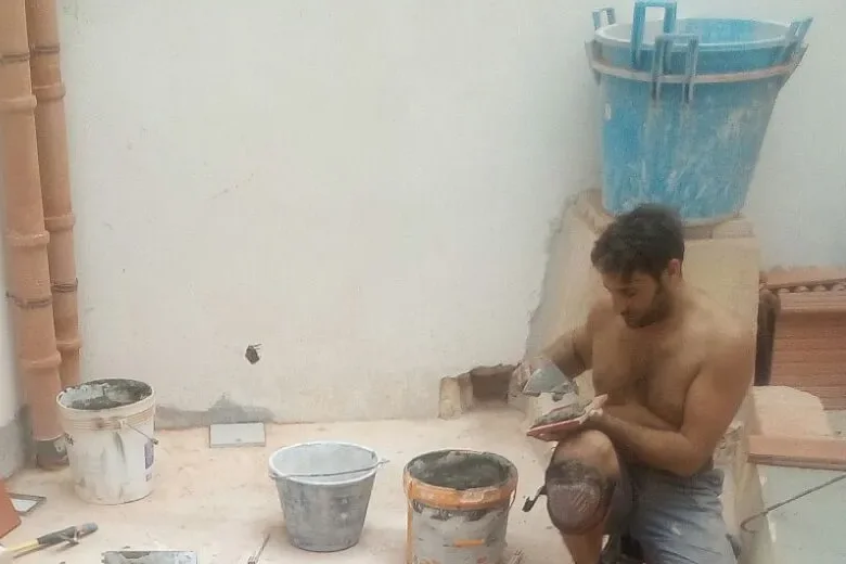 Alfonso, muratore master di Edilizia Palermo, in cantiere a Palermo